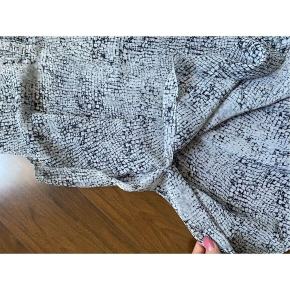 Vince Camuto XS grey and white sleeveless snakeskin blouse - Picture 9 of 10